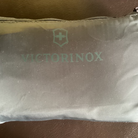 Amenity Kits Travel Bags FAMILY 3 UNOPENED Business Class 2025 Swiss Victorinox - Picture 5 of 6